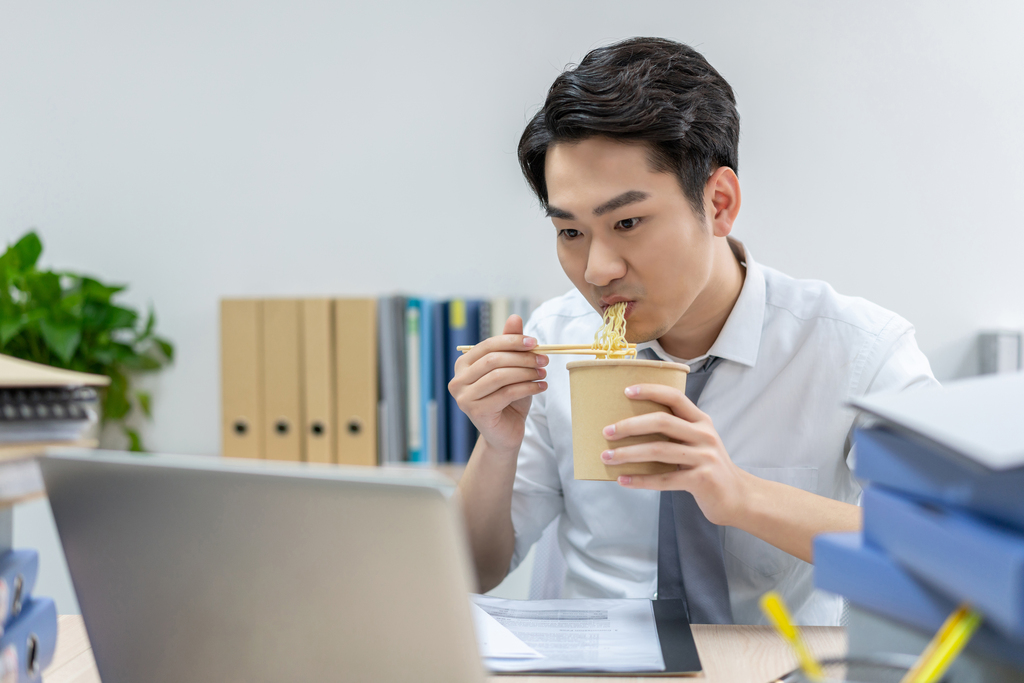 商务男士在办公室加班图片