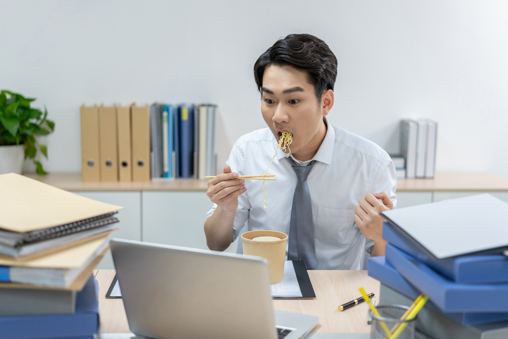 商务男士在办公室加班图片