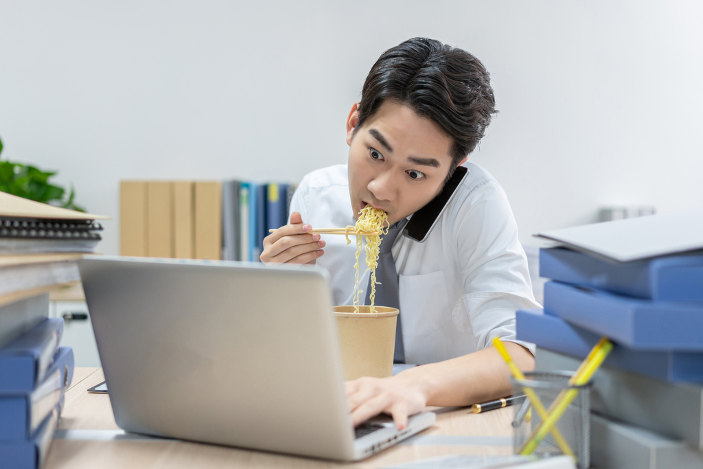 商务男士在办公室加班