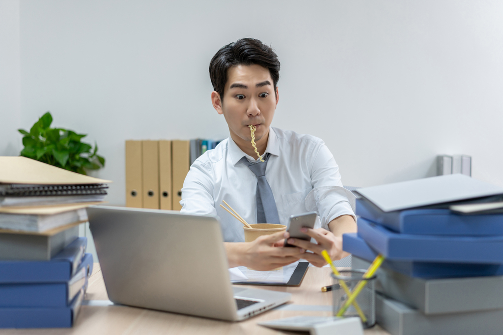 商务男士在办公室加班图片