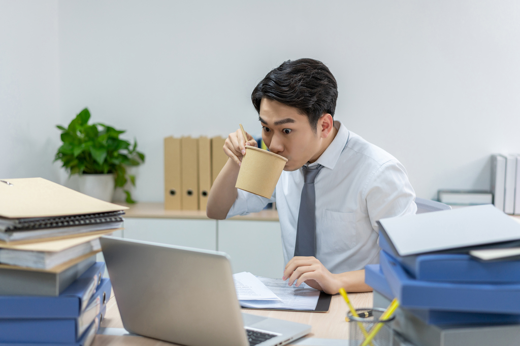 商务男士在办公室加班图片