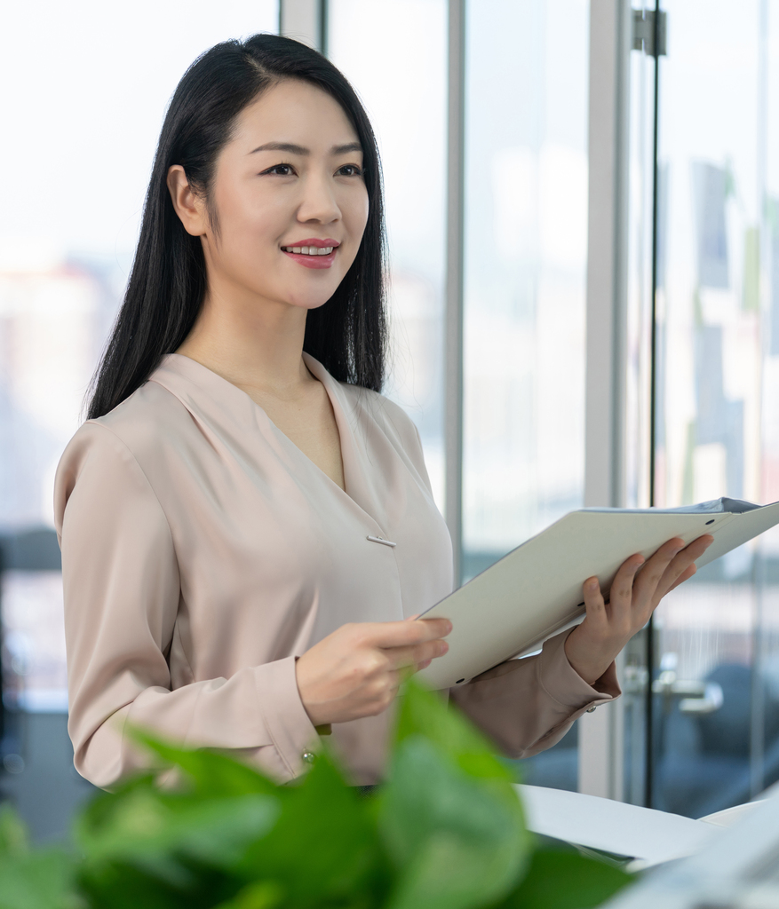 年轻商务女士拿着文件夹