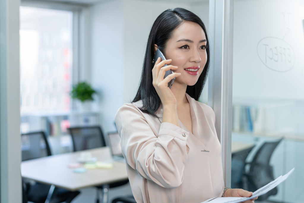 年轻商务女士在打电话