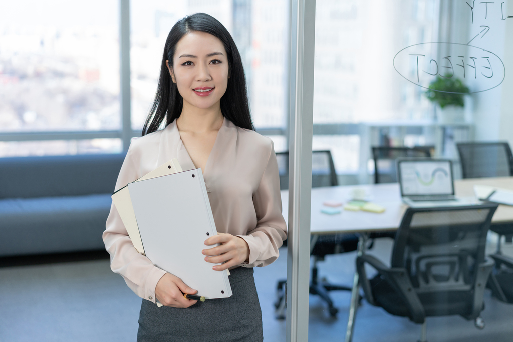 年轻商务女士拿着文件图片