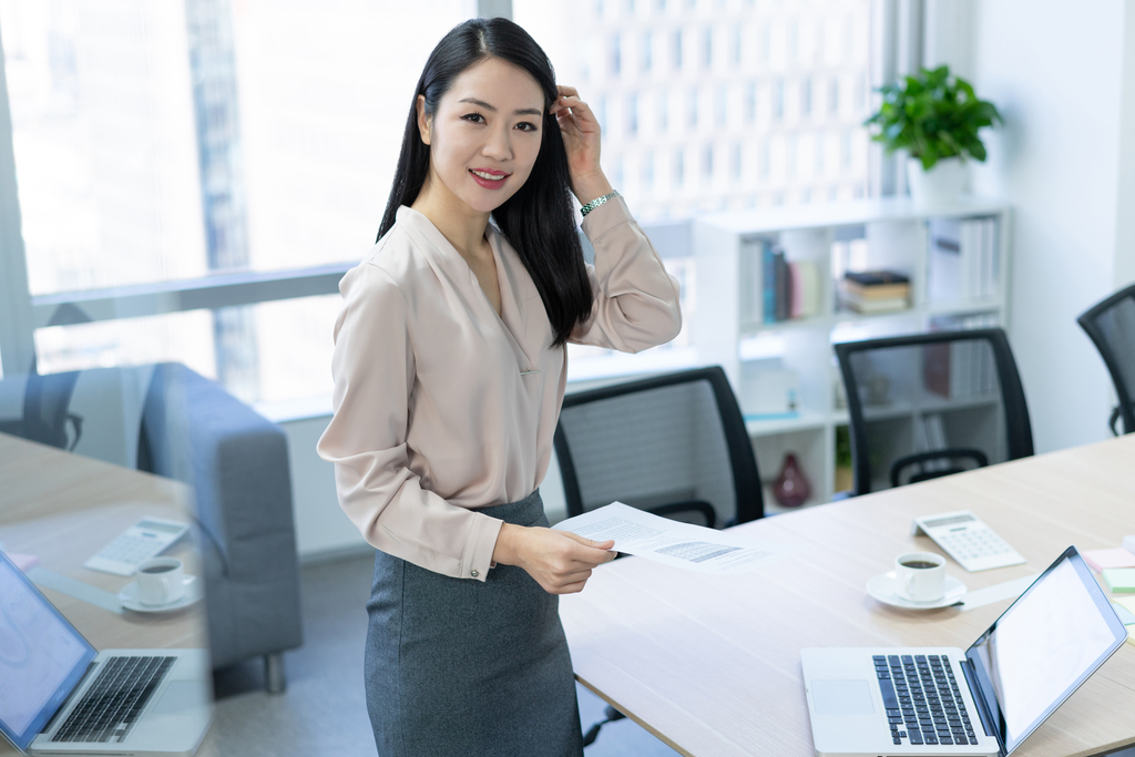 年轻商务女士使用电脑