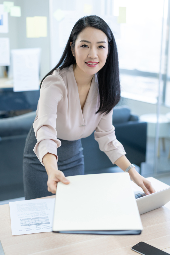 年轻商务女士使用电脑