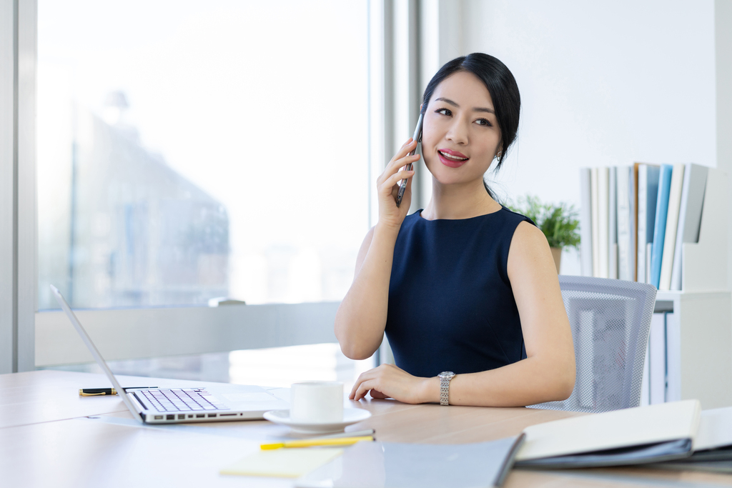 年轻商务女士办公