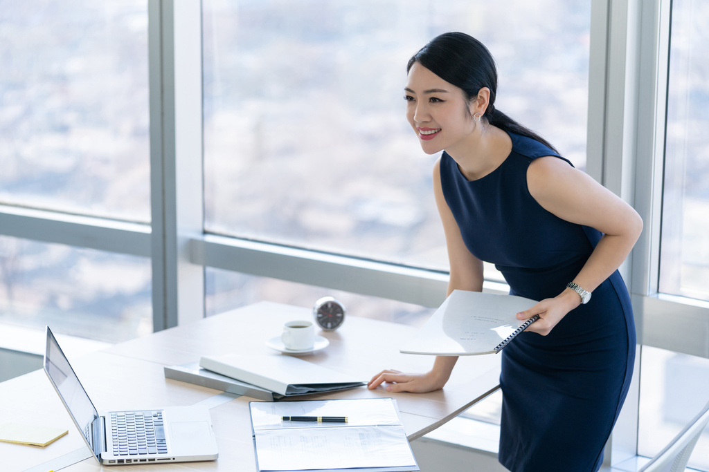 年轻商务女士办公图片