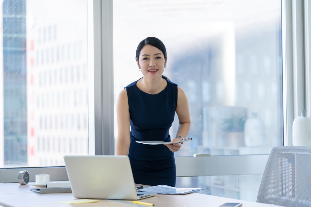 年轻商务女士办公图片