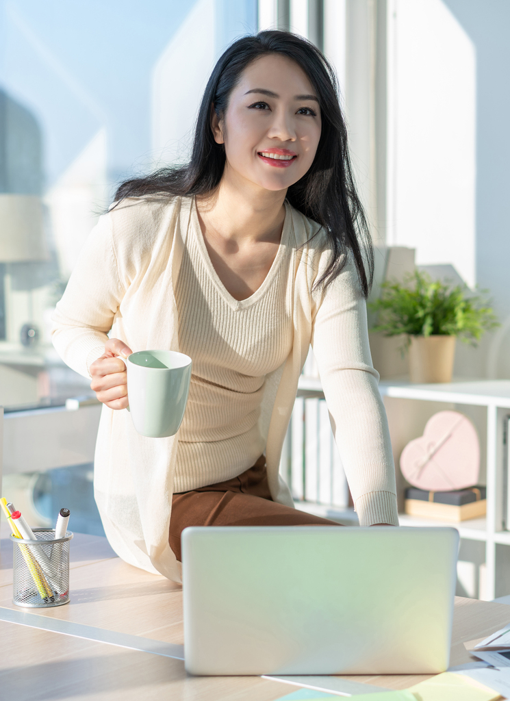 年轻女子休闲办公图片