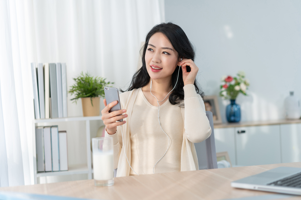 年轻女子休闲办公图片