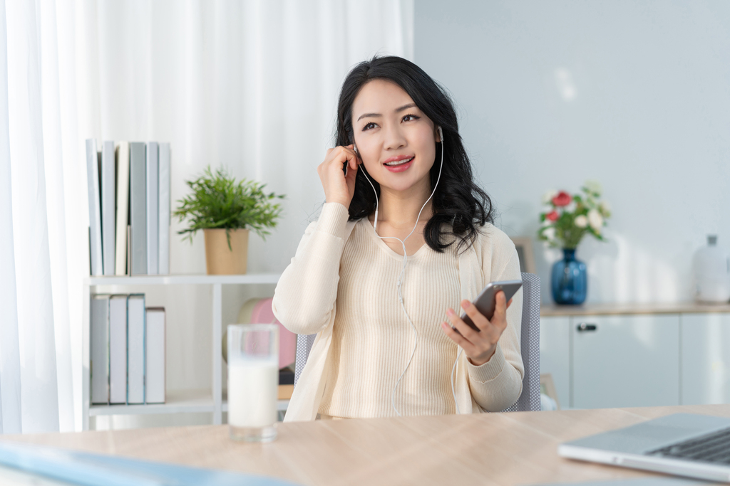 年轻女子休闲办公图片
