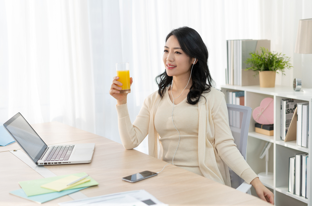 年轻女子休闲办公图片