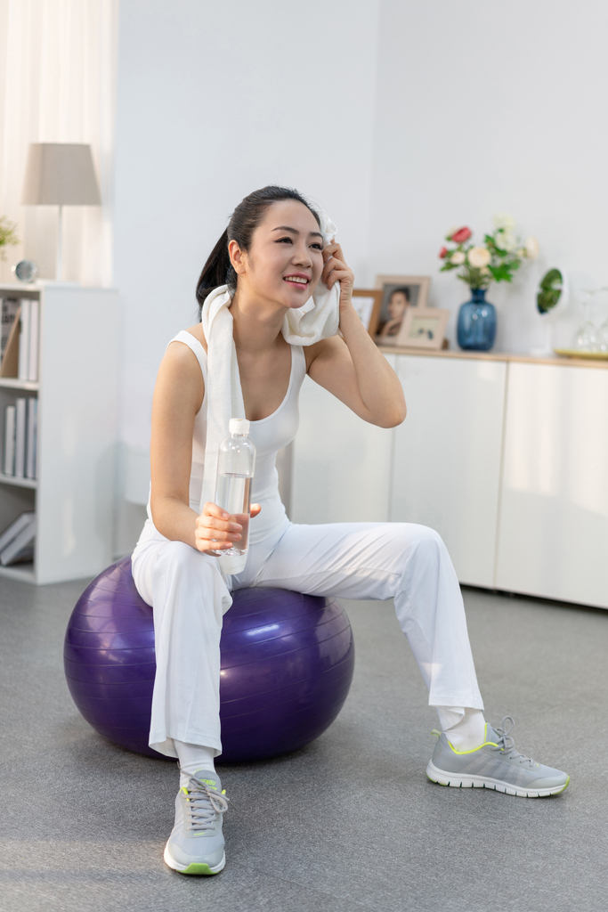 年轻女子在家练习瑜伽图片