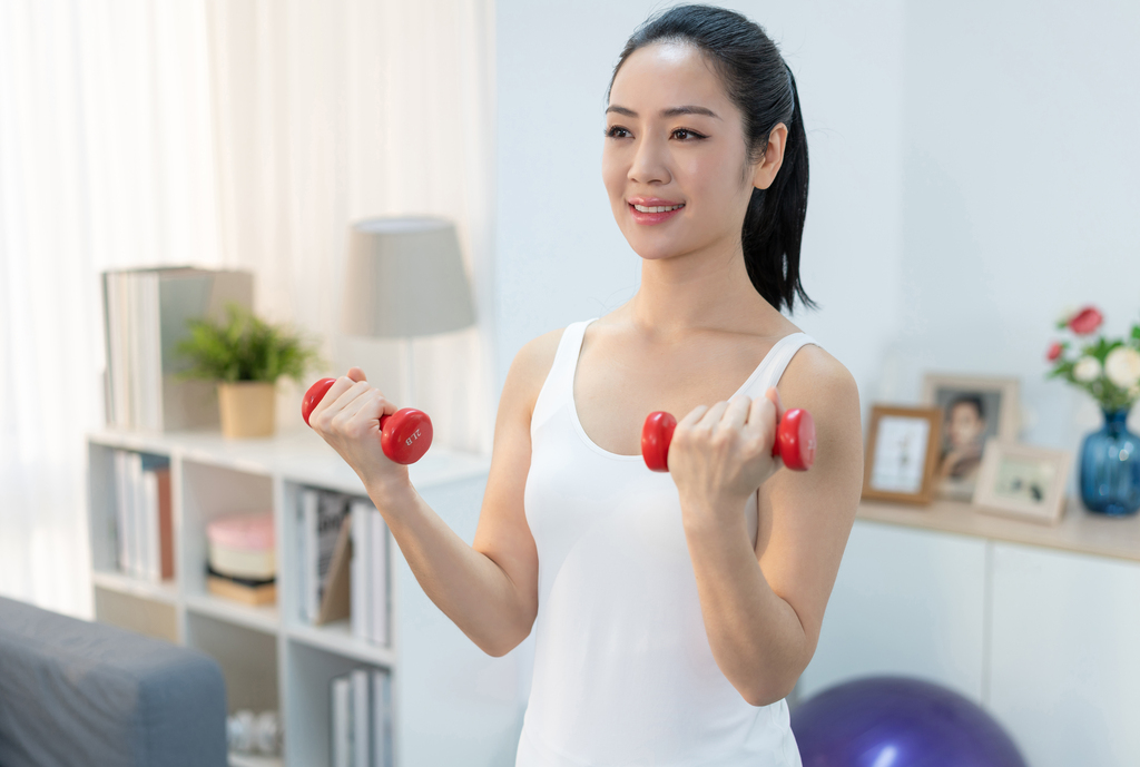年轻女子在家健身锻炼图片