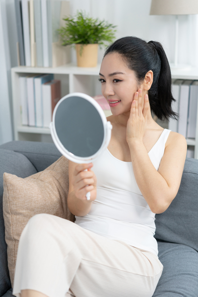 年轻女士美容护肤图片