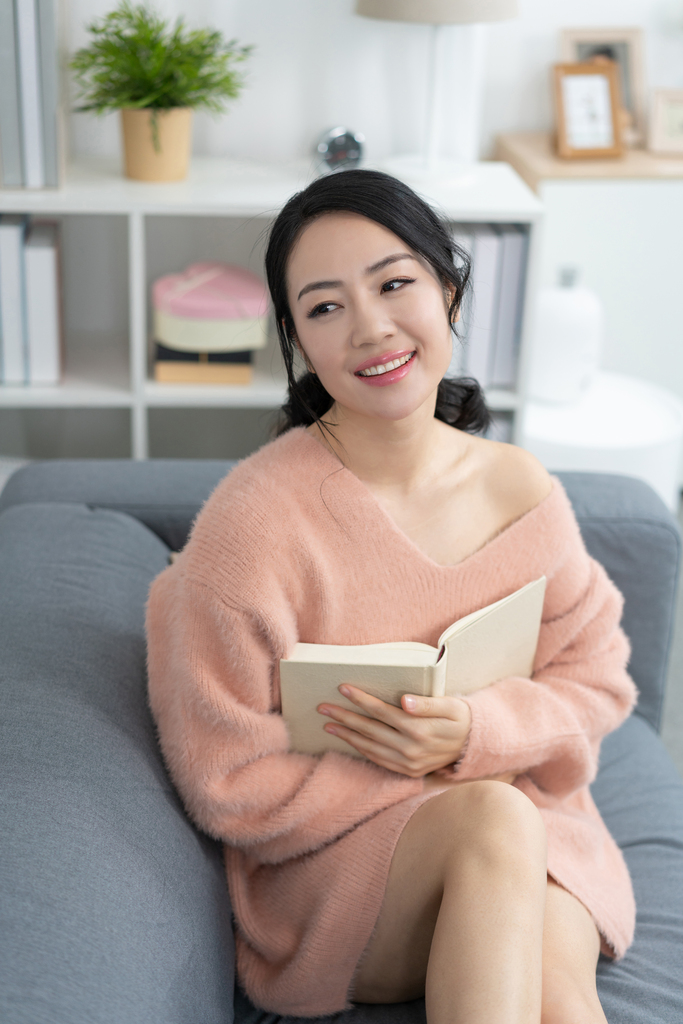 年轻女子在家看书图片