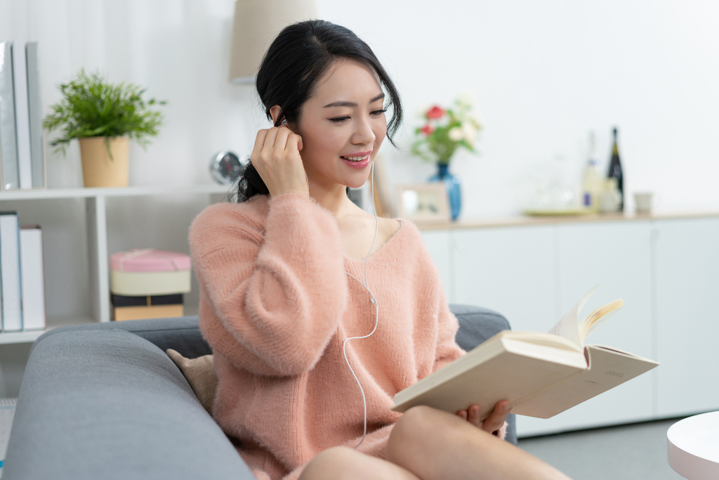 年轻女子在家看书图片