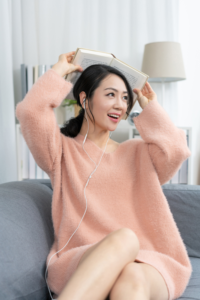 年轻女子在家看书图片
