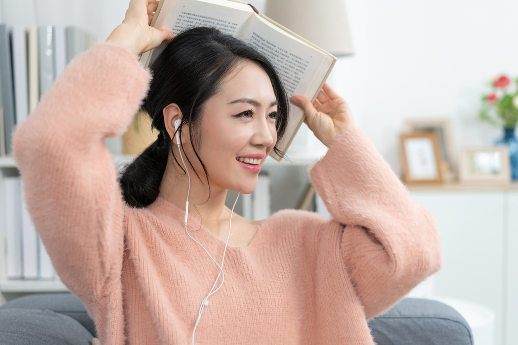 年轻女子在家看书图片