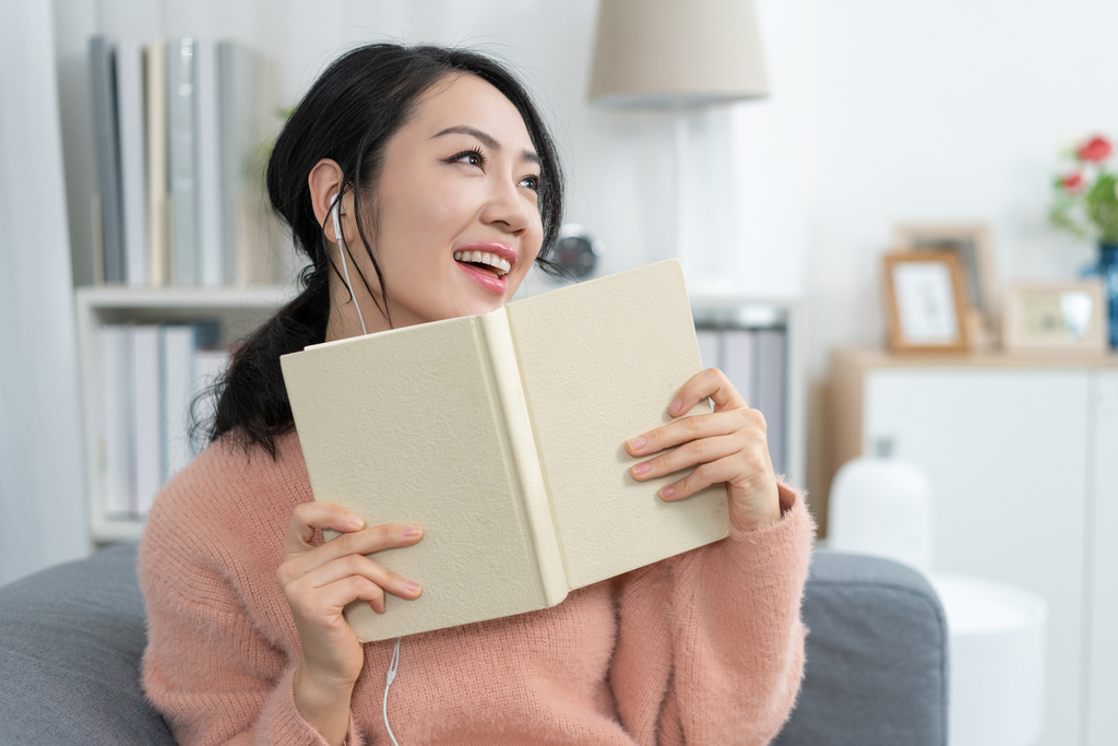 年轻女子在家看书图片