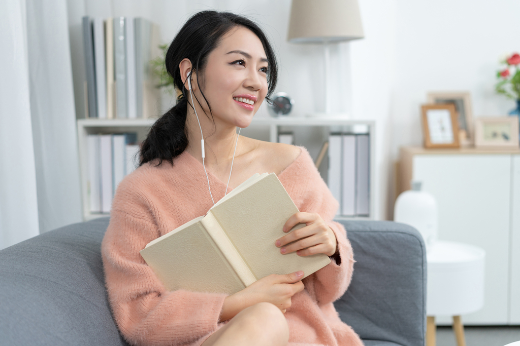 年轻女子在家看书图片