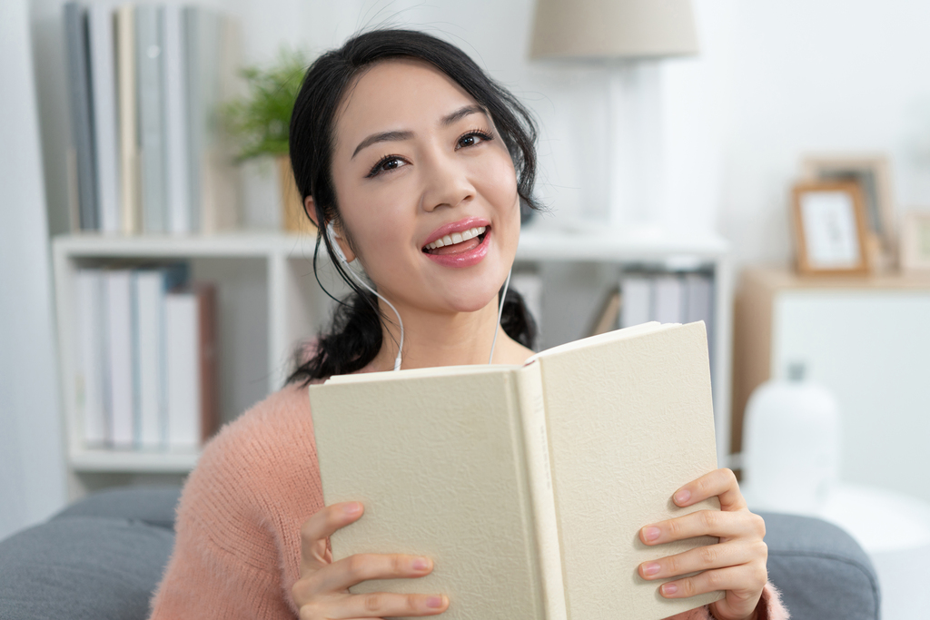 年轻女子在家看书图片