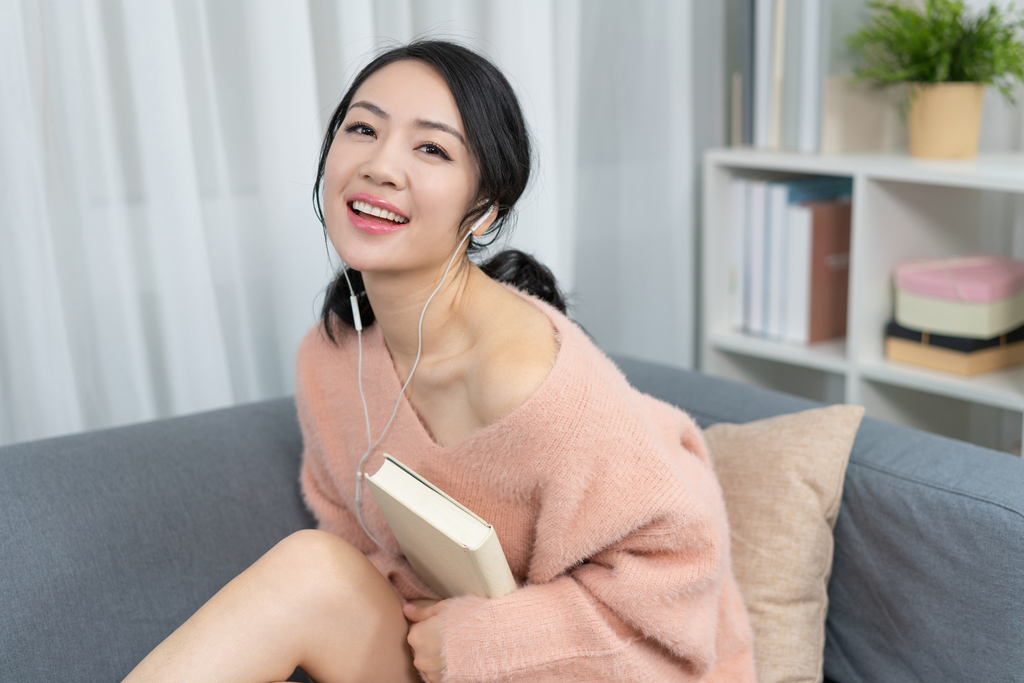 年轻女子在家看书图片