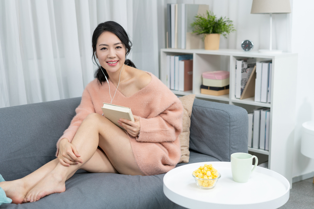 年轻女子在家看书图片