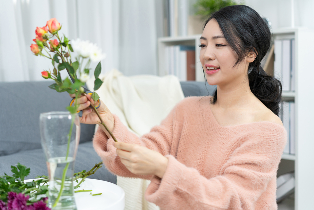 年轻女子在家插花