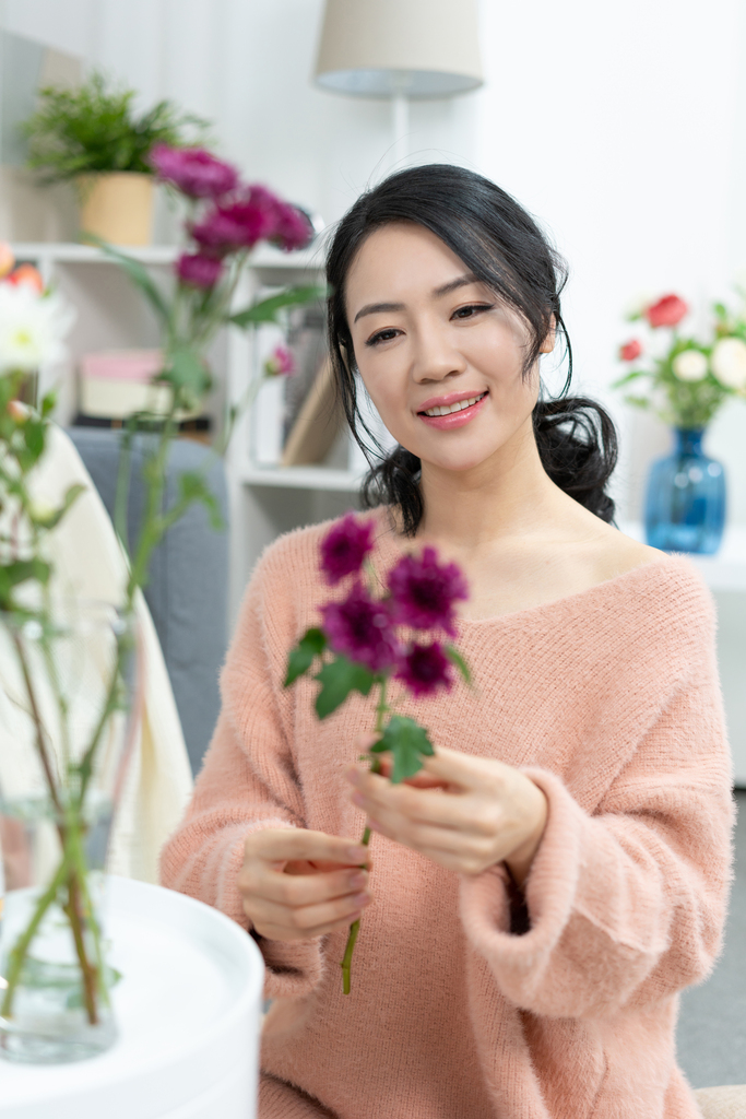 年轻女子在家插花