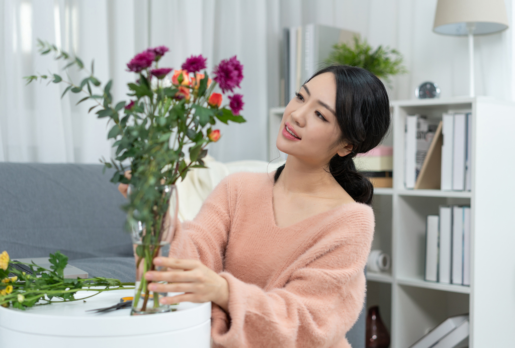 年轻女子在家插花
