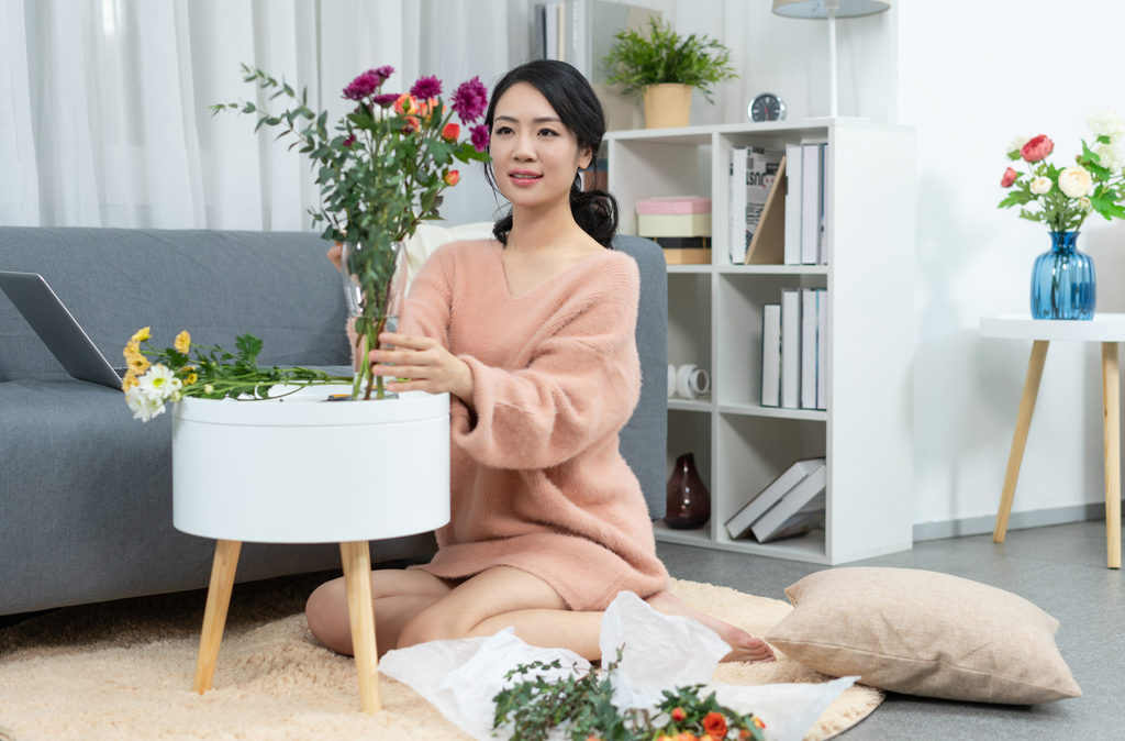 年轻女子在家插花图片