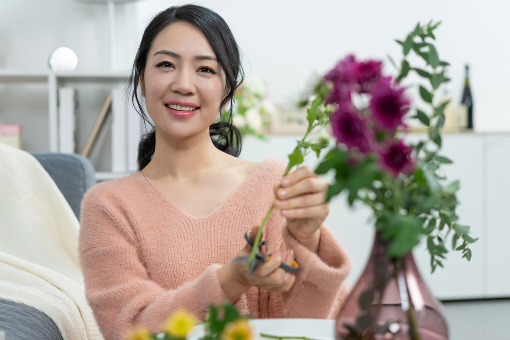 年轻女子在家插花