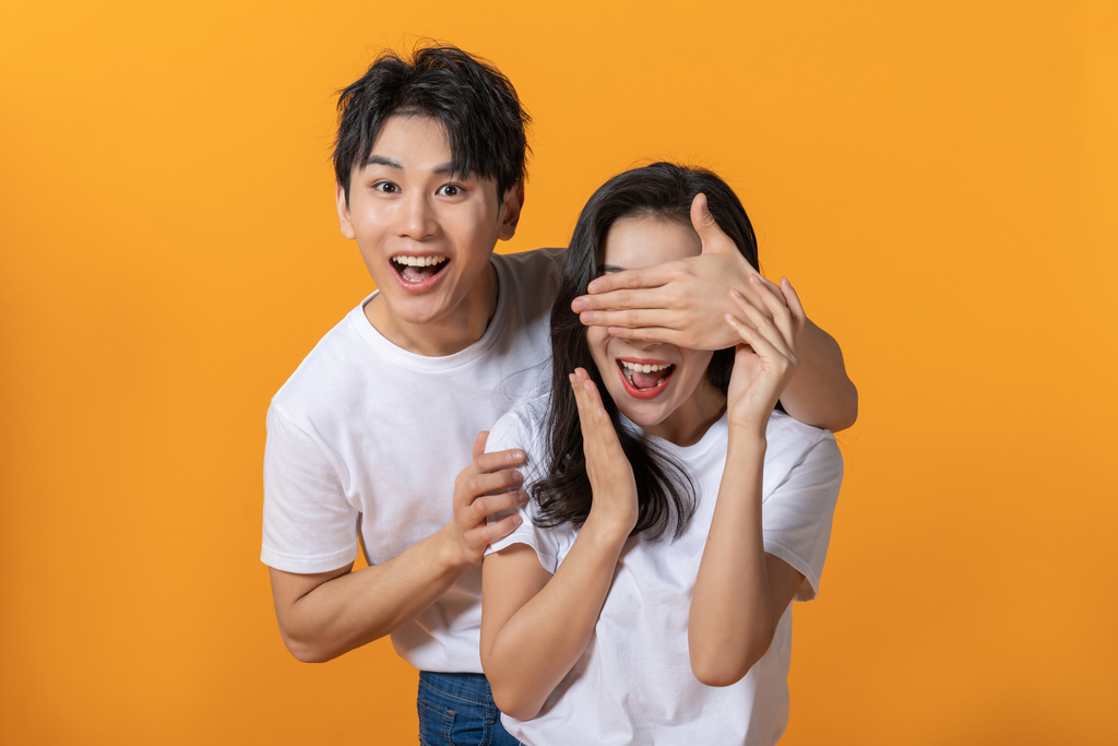 快乐的年轻情侣图片