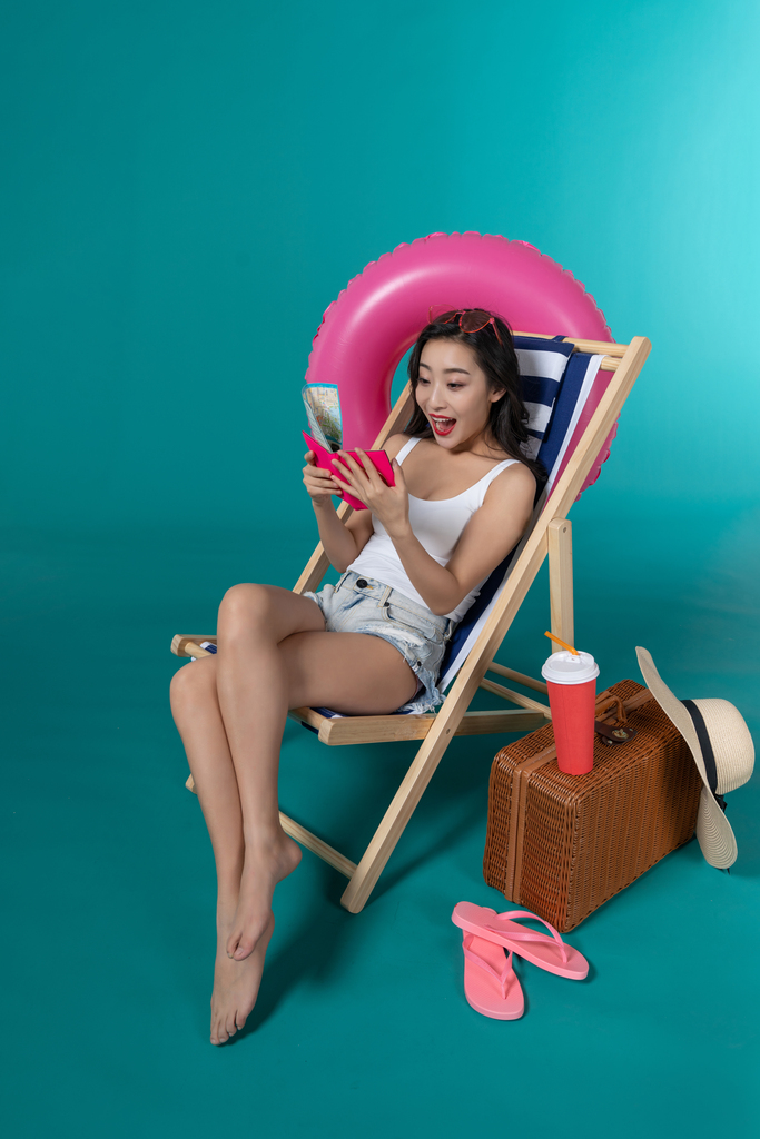 棚拍夏日造型年轻女子图片