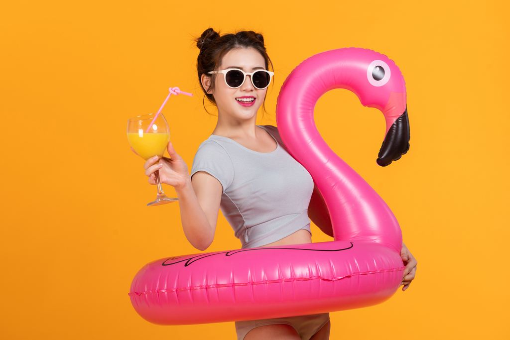 棚拍泳装年轻女子图片