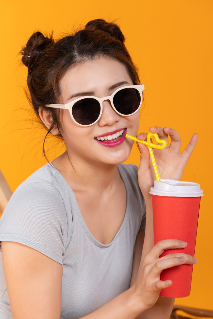 棚拍泳装年轻女子图片