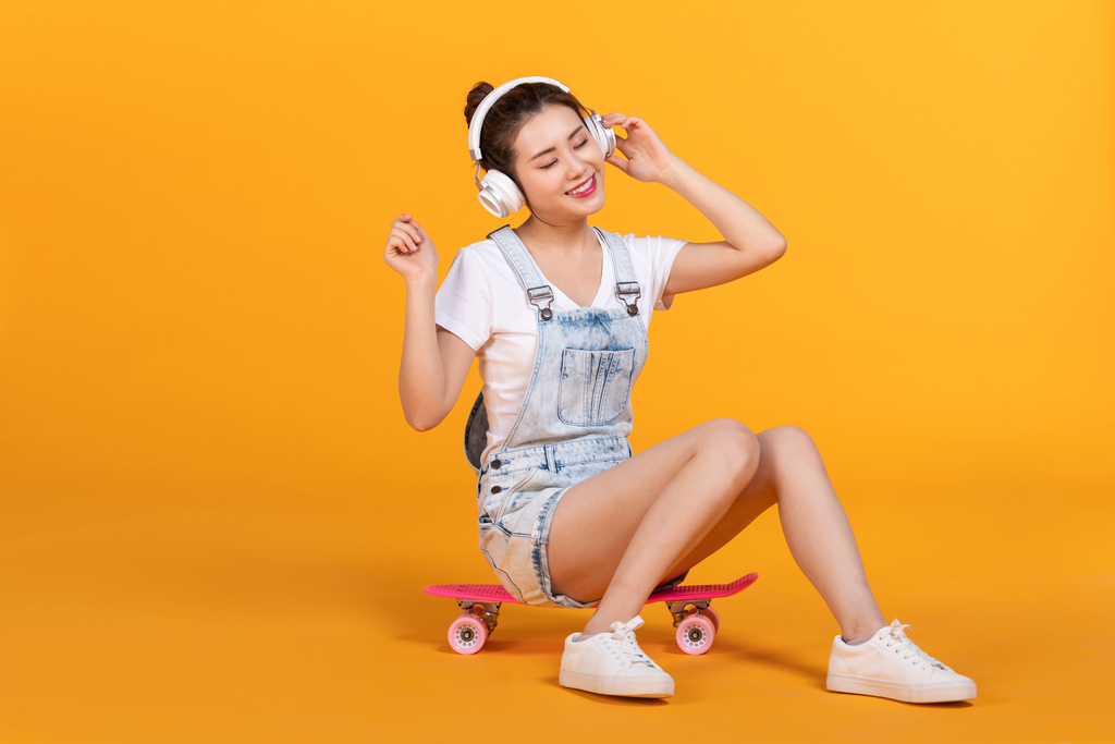 棚拍玩滑板的年轻女子图片
