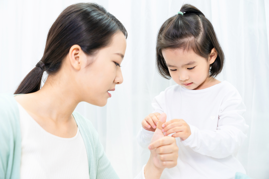 女儿给妈妈贴创口贴图片