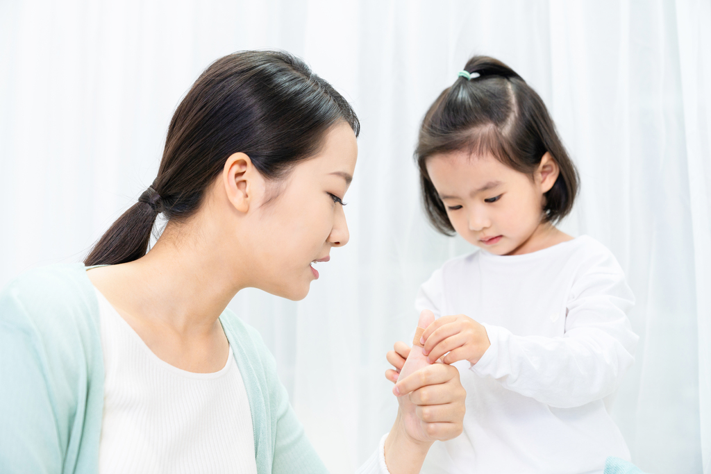 女儿给妈妈贴创口贴图片