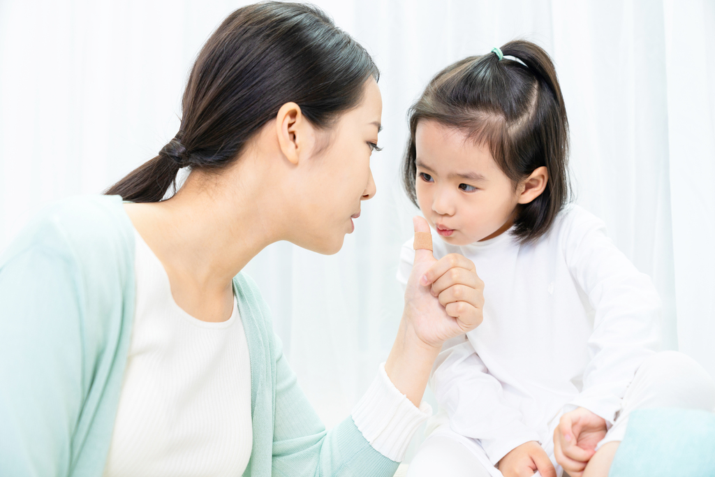 女儿给妈妈贴创口贴图片