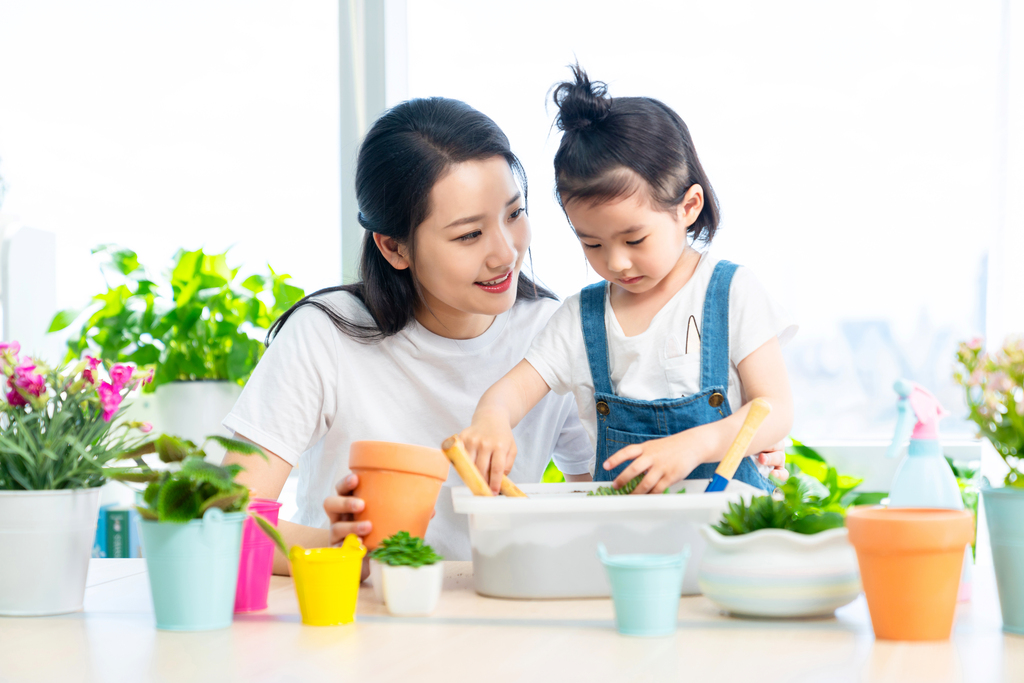 快乐的母女俩在家种植盆栽图片