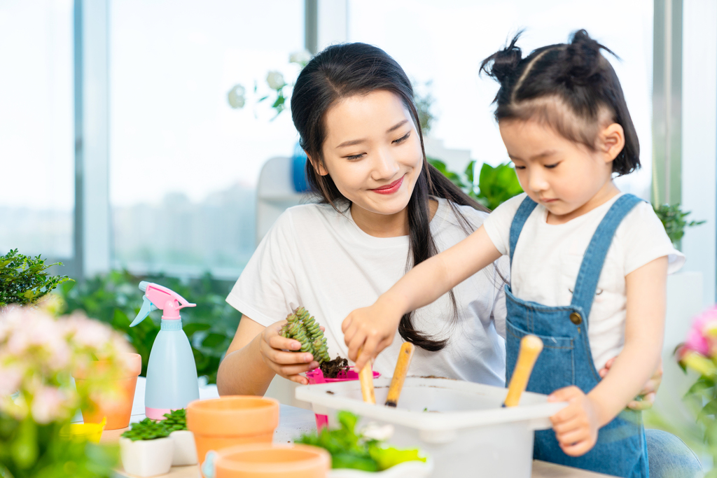 快乐的母女俩在家种植盆栽