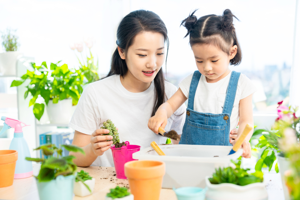 快乐的母女俩在家种植盆栽