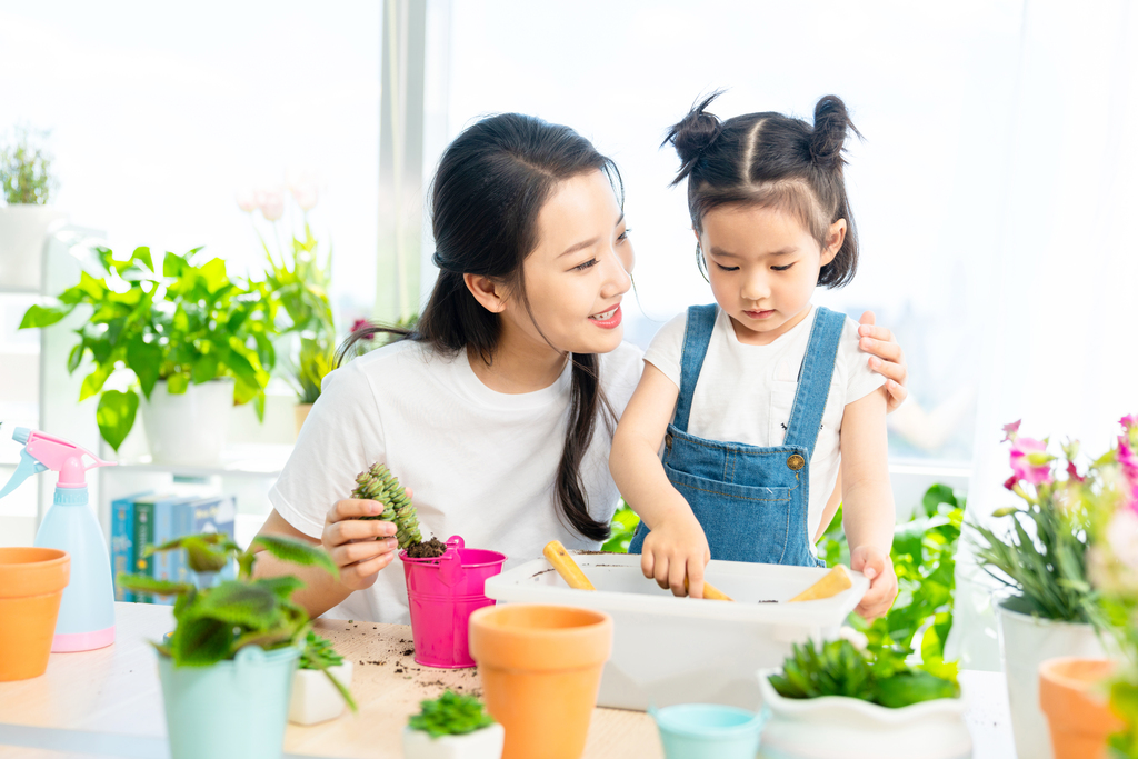 快乐的母女俩在家种植盆栽图片