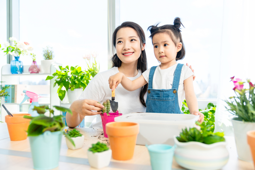 快乐的母女俩在家种植盆栽图片