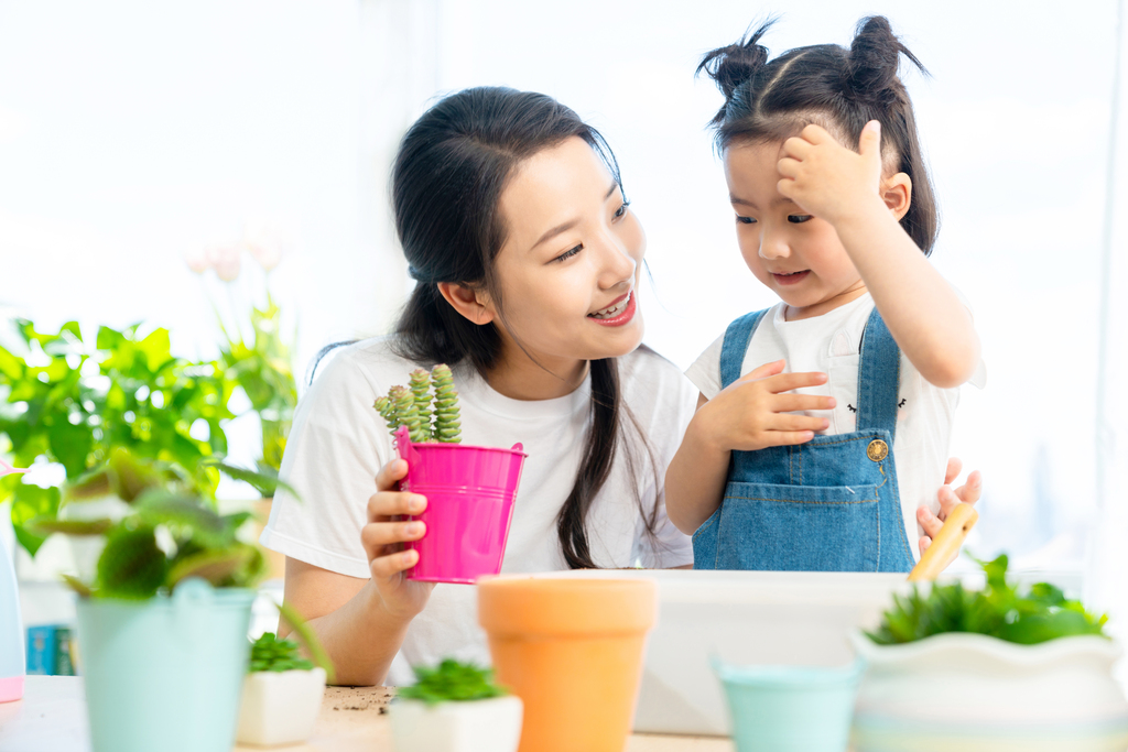 快乐的母女俩在家种植盆栽图片