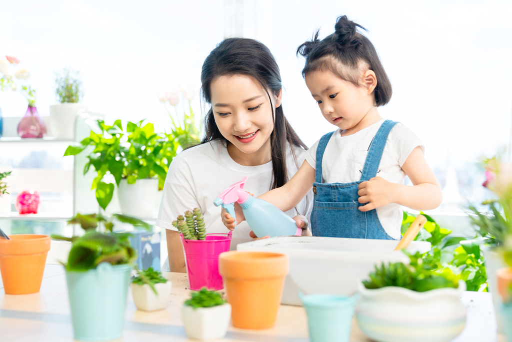 快乐的母女俩在家种植盆栽