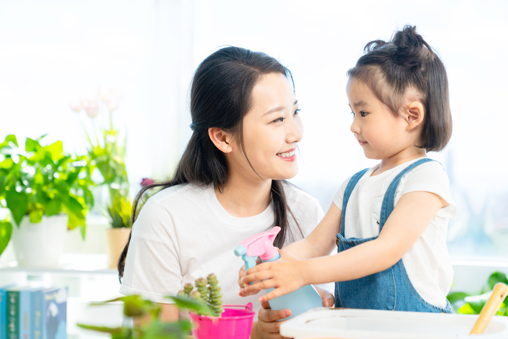 快乐的母女俩在家种植盆栽图片